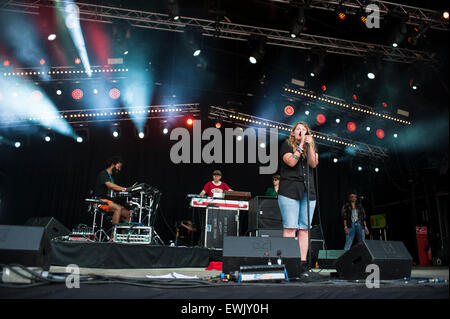 Glastonbury Festival, UK. 27. Juni 2015. Kate Tempest führt live auf der Park-Bühne beim Glastonbury Festival am Samstagabend, in was sie behauptet, die größte Veranstaltung der Phase ihrer Karriere. Stockfoto