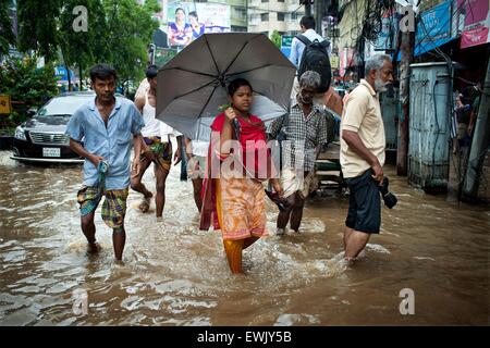 27. Juni 2015 Dhaka Bangladesch. 27. Juni 2015. Nach starken Regenfällen naß überall Straßen in Dhaka City. Stadtbewohner leiden aufgrund der stagnierenden Regenwasser wie die Kanalisation und Kanalisation Arm sind und mangelnde Wartung. Starker Regen in der Stadt dauerte vier aufeinander folgenden täglich zuzufügen, endlosen leiden die Menschen wie Staunässe Bildungs- und geschäftliche Aktivitäten behindert. © K M Asad/ZUMA Wire/ZUMAPRESS.com/Alamy Live-Nachrichten Stockfoto