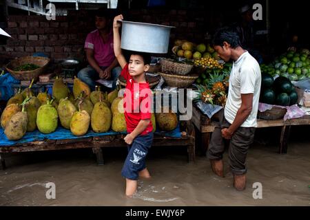 27. Juni 2015 Dhaka Bangladesch. 27. Juni 2015. Nach starken Regenfällen naß überall Straßen in Dhaka City. Stadtbewohner leiden aufgrund der stagnierenden Regenwasser wie die Kanalisation und Kanalisation Arm sind und mangelnde Wartung. Starker Regen in der Stadt dauerte vier aufeinander folgenden täglich zuzufügen, endlosen leiden die Menschen wie Staunässe Bildungs- und geschäftliche Aktivitäten behindert. © K M Asad/ZUMA Wire/ZUMAPRESS.com/Alamy Live-Nachrichten Stockfoto