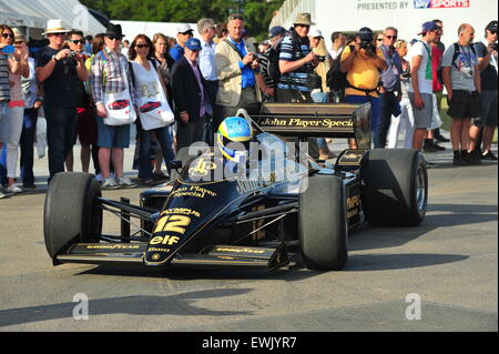 Goodwood, Chichester, UK. Samstag, 27. Juni 2015. Rennfahrer, besuchen Prominente und Tausende von Mitgliedern der Öffentlichkeit das Goodwood Festival of Speed. Das große Automobile-Event lockt Tausende von Zuschauern in Goodwood House in Sussex, wo Hunderte von modernen und historischen Autos an einem Bergrennen teilnehmen. Bildnachweis: Jonny White/Alamy Live-Nachrichten Stockfoto