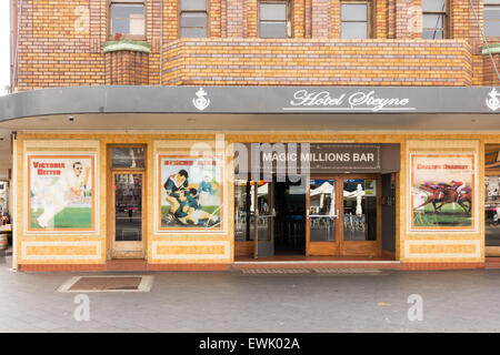 Manly, Australien-Juni 12. 2015: Magic Millionen Bar Eintritt in das Hotel Steyne. Das Hotel ist im Art Deco Stil. Stockfoto