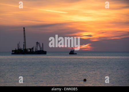 Herne Bay, Kent, UK. 27. Juni 2015. Schöner Sonnenuntergang an Herne Bay Kent. Das Kabel verlegen Schiff BoDo Installationsprogramm gilt vorbereiten, ein neues Kabel von Hampton Pier lag in Herne Bay zu einer Verlängerung der 15 neuen Turbinen der Kentish Flats-Windpark in der Themsemündung hinzugefügt wird. Bildnachweis: Paul Martin/Alamy Live-Nachrichten Stockfoto