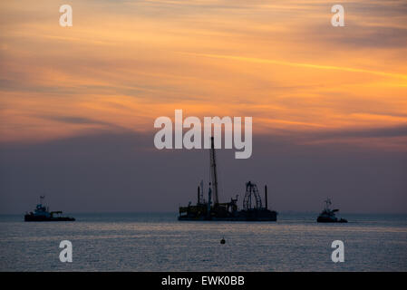 Herne Bay, Kent, UK. 27. Juni 2015. Schöner Sonnenuntergang an Herne Bay Kent. Das Kabel verlegen Schiff BoDo Installationsprogramm gilt vorbereiten, ein neues Kabel von Hampton Pier lag in Herne Bay zu einer Verlängerung der 15 neuen Turbinen der Kentish Flats-Windpark in der Themsemündung hinzugefügt wird. Bildnachweis: Paul Martin/Alamy Live-Nachrichten Stockfoto