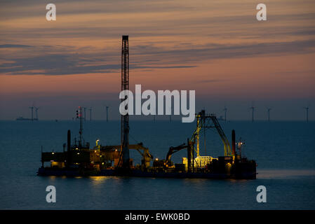 Herne Bay, Kent, UK. 27. Juni 2015. Schöner Sonnenuntergang an Herne Bay Kent. Das Kabel verlegen Schiff BoDo Installationsprogramm gilt vorbereiten, ein neues Kabel von Hampton Pier lag in Herne Bay zu einer Verlängerung der 15 neuen Turbinen der Kentish Flats-Windpark in der Themsemündung hinzugefügt wird. Bildnachweis: Paul Martin/Alamy Live-Nachrichten Stockfoto