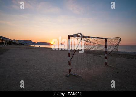 Strand-Fußballtore auf Altea Bucht bei Sonnenaufgang Stockfoto