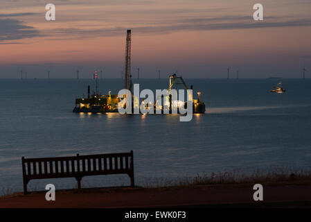 Herne Bay, Kent, UK. 27. Juni 2015. Schöner Sonnenuntergang an Herne Bay Kent. Das Kabel verlegen Schiff BoDo Installationsprogramm gilt vorbereiten, ein neues Kabel von Hampton Pier lag in Herne Bay zu einer Verlängerung der 15 neuen Turbinen der Kentish Flats-Windpark in der Themsemündung hinzugefügt wird. Bildnachweis: Paul Martin/Alamy Live-Nachrichten Stockfoto