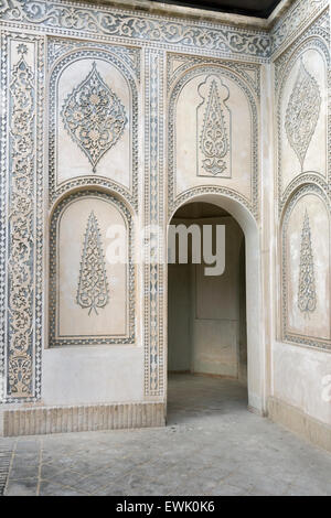 Detail der Mauer Schnitzereien, Tabatabei historisches Haus, Kashan, Iran Stockfoto