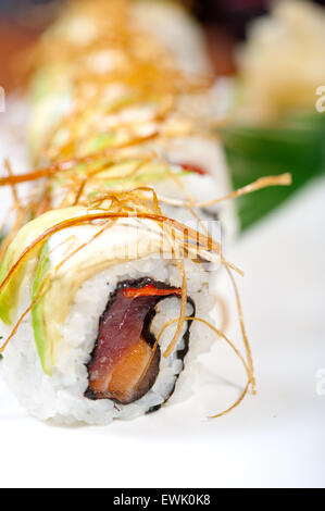 Makro Nahaufnahme von frischem Sushi Kombination Sortiment Auswahl Stockfoto