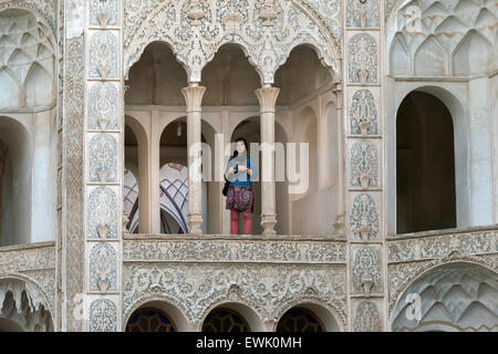 Detail des inneren Hof und Balkon, Tabatabei historisches Haus, Kashan, Iran Stockfoto