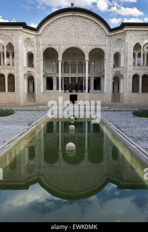 5 Tür Gast Hall gesehen vom Hof, Tabatabei historisches Haus, Kashan, Iran Stockfoto