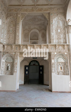 Aufwendigen Fassade mit Hunderten von Intarsien Spiegel, Tabatabei historisches Haus, Kashan, Iran Stockfoto