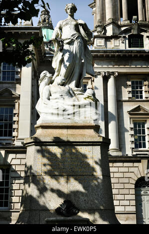 Titanic Memorial. Der Belfast City Hall ist das bürgerliche Gebäude von Belfast City Council.  Donegall Square, Belfast, Nordirland. Stockfoto