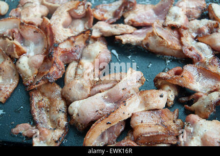 Speck braten auf dem Grill. Stockfoto