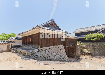 Osten verbinden Turm und Inui Tor der Iyo Matsuyama Schloss, Insel Shikoku, Japan. Verschoben von Masaki Burg im Jahre 1615 Stockfoto