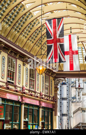 Union Jack und Kreuz von St. George Flaggen hängen in Leadenhall Market, London EC3 Stockfoto