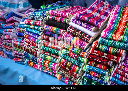 Handbestickte Damengürtel aus Otavalo Indiomarkt, Ecuador. Stockfoto