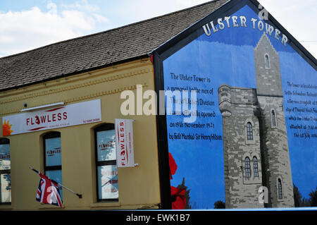 Die Shankill Road verläuft durch die überwiegend Loyalist Arbeiterklasse Bereich bekannt als der Shankill. Belfast. Nordirland. Stockfoto