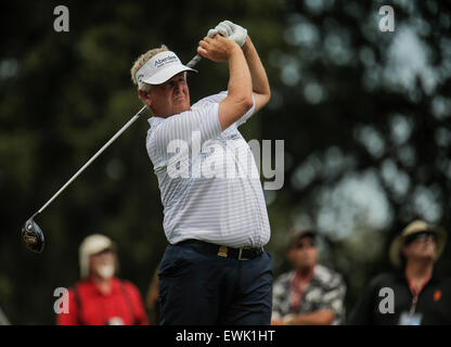 Sacramento, CA. 27. Juni 2015. Colin Montgomerie Abschlag auf dem Fairway 16 Loch 4 Pari während US Senior Open Championship in Del Paso Country Club Sacramento, CA Thurman James/CSM/Alamy Live News Stockfoto