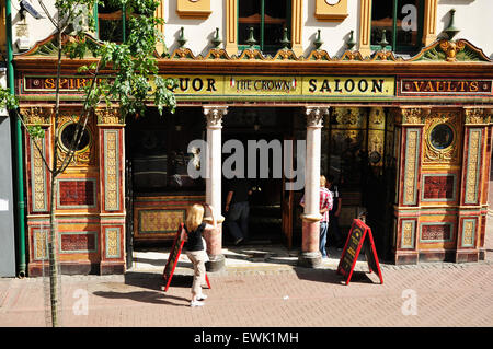 Der Crown Liquor Saloon ist ein Pub in Belfast, Nordirland, Vereinigtes Königreich Stockfoto