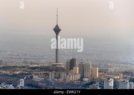 Milad Tower und Teheran Stadt bei Sonnenuntergang gesehen aus dem Tochal Berg, Iran Stockfoto