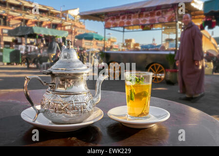 Marokkanische Minze Tee serviert in Djemaa el-Fna Platz, Marrakesch, Marokko, Afrika Stockfoto