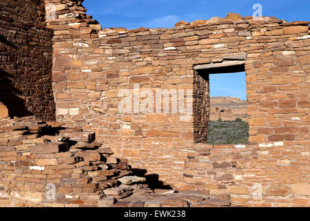 Pueblo Del Arroyo Felswand und Fenster im Chaco Culture National Historic Park. Stockfoto