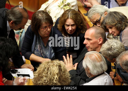 (150628)--Athen, 28. Juni 2015 (Xinhua)--Greek Finance Minister Yanis Varoufakis (C) spricht andere Gesetzgeber während einer Parlamentssitzung in Athen, 28. Juni 2015. Griechenlands Parlament begann am Samstag Mittag eine Dringlichkeitsdebatte Überraschung Bereitschaftsdienst der Regierung für ein 5 Juli Referendum über die Schulden viel internationale Gläubiger setzen auf dem Tisch im Rahmen eines Angebots, eine griechischen Standard abzuwenden und möglichen Grexit in den kommenden Wochen. Eurogruppe Jeroen Dijsselbloem, sagte am Samstag, dass 18 Finanzminister der Eurogruppe Griechenlands Antrag auf Fristverlängerung abgelehnt haben, so dass sie th stecken konnte Stockfoto