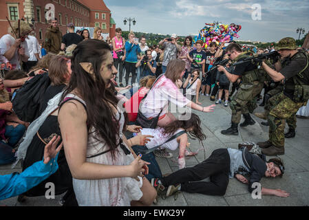 Warschau, Polen. 28. Juni 2015. Teilnehmer des 9. Zombie Walk in Warschau. Während der jährlichen Veranstaltung Menschen in Zombie Kostüme gekleidet und macht ihren Weg durch die Innenstadt, schreckt Bewohner und "kämpft" mit den Verteidigern der Stadt. Bildnachweis: Kpzfoto/Alamy Live-Nachrichten Stockfoto