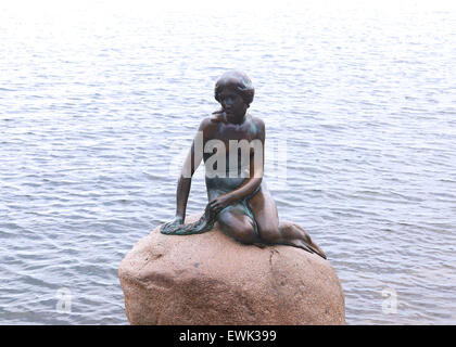 He Statue der kleinen Meerjungfrau gegen bewölktem Himmel in Kopenhagen, Dänemark Stockfoto