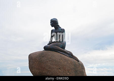 Die Statue der kleinen Meerjungfrau gegen bewölktem Himmel in Kopenhagen, Dänemark. Stockfoto