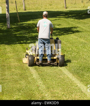 Mann auf Lawrn Traktor Rasenmähen Stockfoto