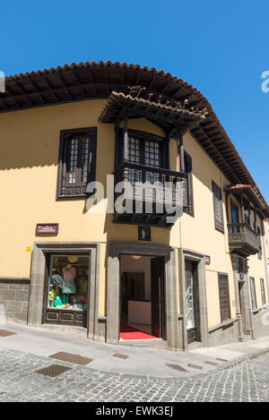 LA OROTAVA, Teneriffa, Spanien - 23. Juni 2015: altes Haus (jetzt ein Bekleidungsgeschäft) mit traditionellen geschnitzten hölzernen Balkon in der hist Stockfoto