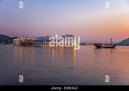 Lake Palace bei Sonnenuntergang, der Palast befindet sich im Pichola-See in Udaipur, Rajasthan, Indien Stockfoto