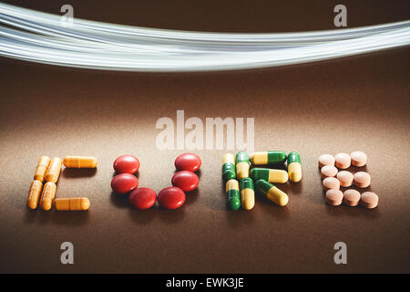 Wort Heilung mit verschiedenen verschiedenen Pillen und Tabletten, Lichtwirkung in Oberseite des Bildes geschrieben. Stockfoto