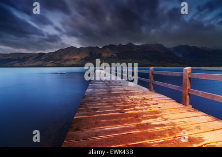 Hölzerne Pier, Wakatipu See im Morgengrauen, Glenorchy, Neuseeland Stockfoto