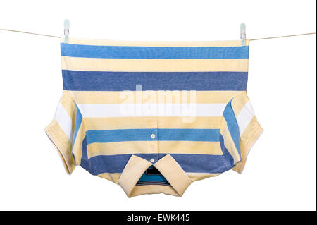 Polo-Shirt Wäscheleine hängen. Stockfoto