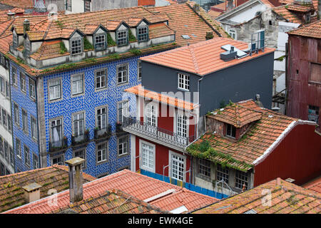 Traditionelle portugiesische Häuser in der Altstadt von Porto in Portugal. Stockfoto