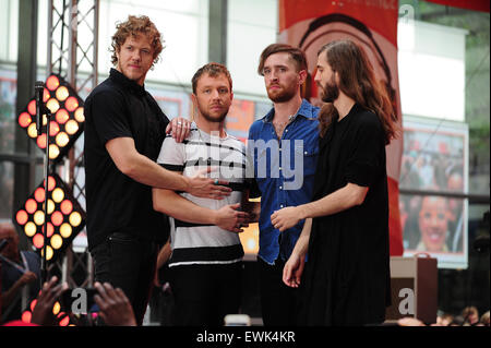 New York, NY. 26. Juni 2015. US-amerikanische Band Imagine Dragons führt "Radioaktiven" und "Dämonen" auf NBC TODAY Show. Im Bild band Mitglied Dan Reynolds, Daniel Wayne Sermon, Daniel Platzman und Ben McKee. Christoper Childers/EXimages.com Stockfoto