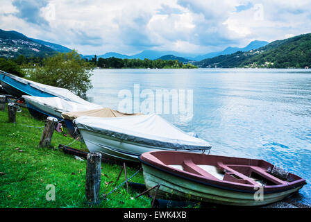 Luganer See, Boote in Ruhe auf dem Rasen in der Sommersaison, Schweiz Stockfoto