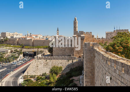 Blick auf alten Mauern und alten Turm Davids unter blauem Himmel in Jerusalem, Israel. Stockfoto