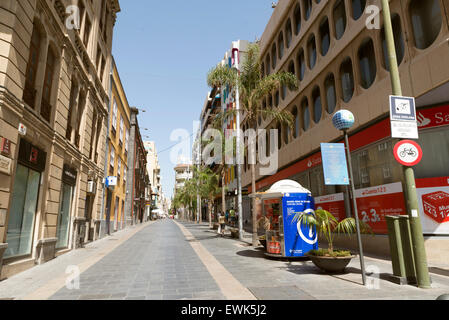 SANTA CRUZ, Teneriffa, Spanien - 21. Juni 2015: Innenstadt-Straße in Santa Cruz, der Hauptstadt von Teneriffa Stockfoto