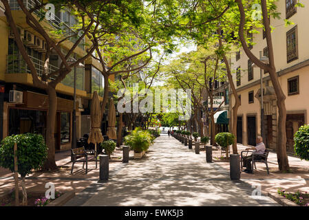 SANTA CRUZ, Teneriffa, Spanien - 21. Juni 2015: Innenstadt-Straße in Santa Cruz, der Hauptstadt von Teneriffa Stockfoto