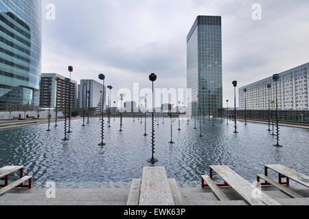 Takis Becken und Nobel Tower, La Défense, Paris, Frankreich Stockfoto