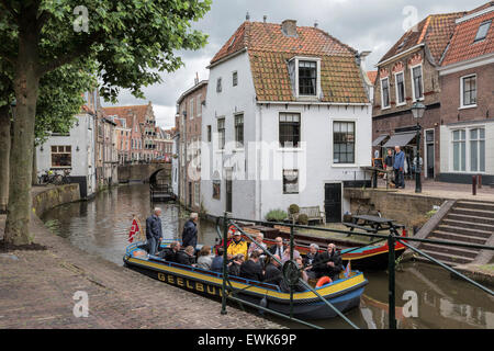 Sightseeing-Trip mit dem Boot in die historische Stadt Oudewater in der Provinz Utrecht, Niederlande. Stockfoto