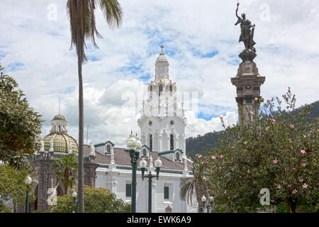 Die Kathedrale von Quito gesehen vom Platz Unabhängigkeit Stockfoto