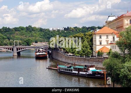 Boote vertäut am Ufer der Moldau, Prag, Tschechische Republik, Osteuropa. Stockfoto