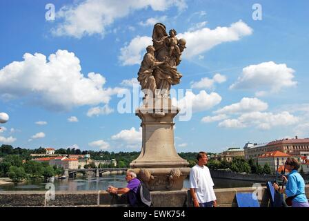 Statue von St. Anne mit dem Jesuskind (von Matej Vaclav Jackel) auf der Nordseite der Karlsbrücke, Prag, Tschechische Republik. Stockfoto