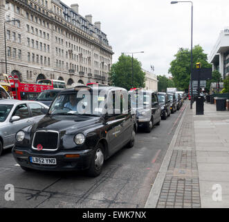 London Taxi Schlangestehen an der Ampel in Marylebone London uk Stockfoto