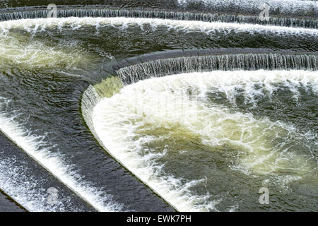 BATH CITY WHITE WATER BUBBLES ÜBER DIE WEHR AM FLUSS AVON UNTERHALB DER PULTENEY-BRÜCKE Stockfoto