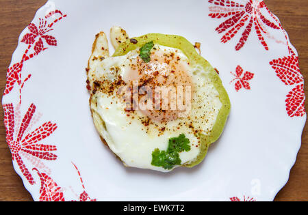 Rührei in einer keramischen Platte am rustikalen Holztisch. Stockfoto